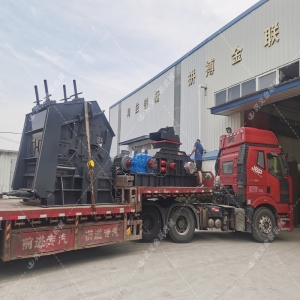 1000*700液壓對(duì)輥制砂機(jī)，1210反擊破發(fā)往四川