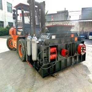 2PGY1007液壓對(duì)輥制砂機(jī)發(fā)往江蘇