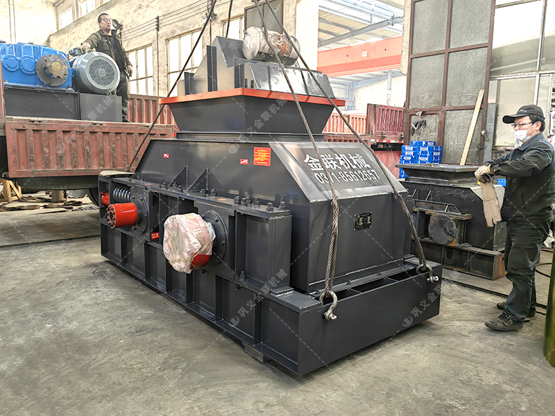 2PGY1200x800半自動(dòng)液壓對(duì)輥破碎機(jī)發(fā)貨圖片