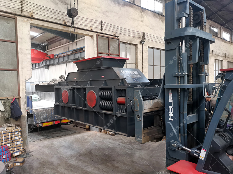 大型半自動液壓對輥制砂機發貨 發往內蒙古