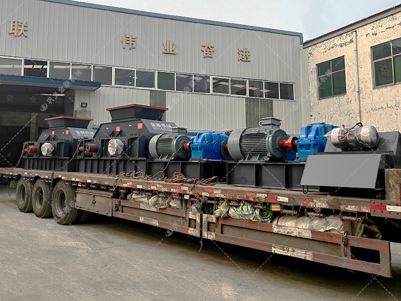 兩臺大型對輥制砂機設備發貨圖片