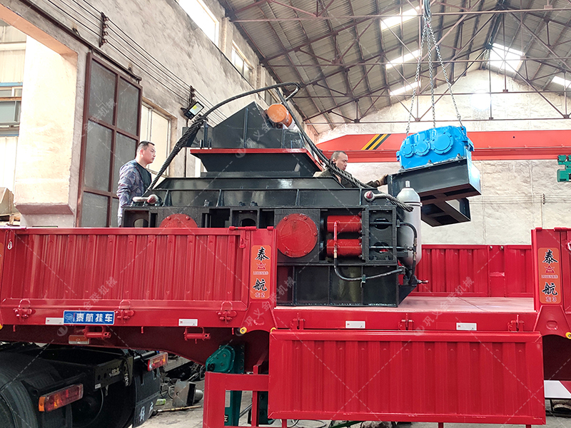 大型直連式液壓對輥制砂機-液壓對輥破碎機發往湖北