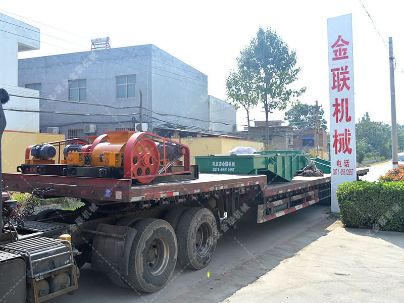兩臺(tái)小型對(duì)輥破碎機(jī)和直線(xiàn)篩發(fā)貨圖片_發(fā)往江蘇南通_處理硅石 兩臺(tái)小型對(duì)輥破碎機(jī)和直線(xiàn)篩發(fā)貨圖片_發(fā)往江蘇南通_處理硅石