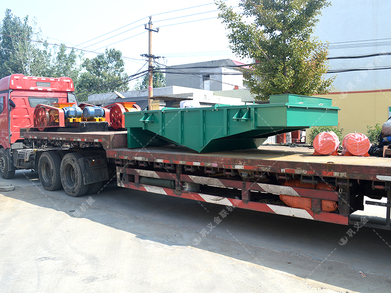 兩臺(tái)小型對(duì)輥破碎機(jī)和直線(xiàn)篩發(fā)貨圖片_發(fā)往江蘇南通_處理硅石 兩臺(tái)小型對(duì)輥破碎機(jī)和直線(xiàn)篩發(fā)貨圖片_發(fā)往江蘇南通_處理硅石