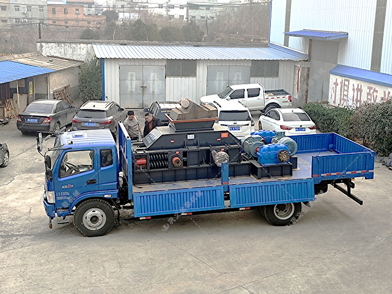 2PG1200X800連軸式對(duì)輥破碎機(jī)發(fā)貨圖片_發(fā)往四川綿陽(yáng)_鵝卵石制砂 2PG1200X800連軸式對(duì)輥破碎機(jī)發(fā)貨圖片_發(fā)往四川綿陽(yáng)_鵝卵石制砂