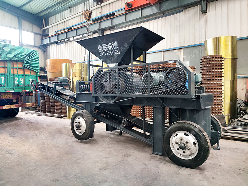 2PG小型移動對輥破碎機發貨現場圖片_發往江西撫州